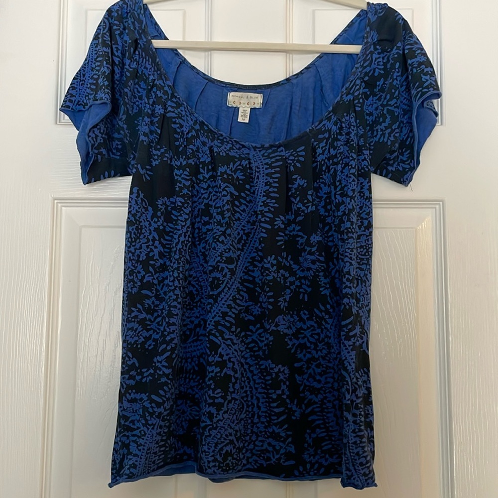 Blue and black short-sleeved top